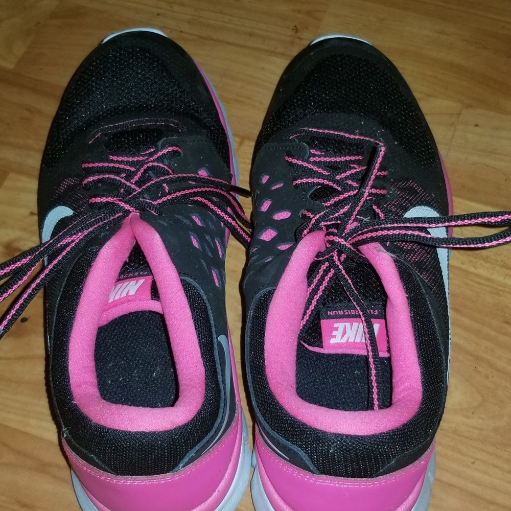 NikeTennis Shoe - Picture 2 of 5